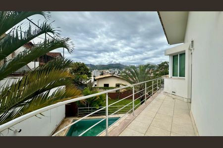 Casa à venda com 438m², 5 quartos e 6 vagas Casa à venda com 438m², 5 quartos e 6 vagasVaranda