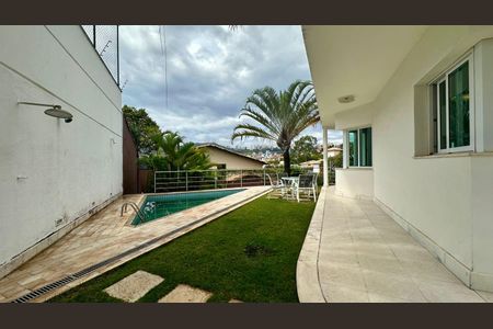 Casa à venda com 438m², 5 quartos e 6 vagas Casa à venda com 438m², 5 quartos e 6 vagasÁrea de piscina
