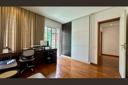 Casa à venda com 438m², 5 quartos e 6 vagas Casa à venda com 438m², 5 quartos e 6 vagasQuarto
