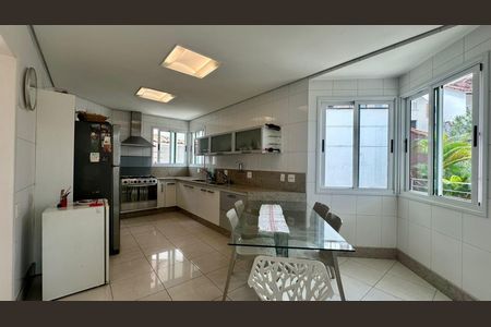 Casa à venda com 438m², 5 quartos e 6 vagas Casa à venda com 438m², 5 quartos e 6 vagasCozinha