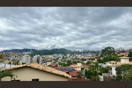 Casa à venda com 438m², 5 quartos e 6 vagas Casa à venda com 438m², 5 quartos e 6 vagasVista