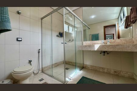 Casa à venda com 438m², 5 quartos e 6 vagas Casa à venda com 438m², 5 quartos e 6 vagasBanheiro
