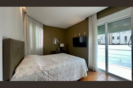 Casa à venda com 438m², 5 quartos e 6 vagas Casa à venda com 438m², 5 quartos e 6 vagasQuarto