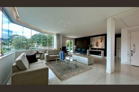 Casa à venda com 438m², 5 quartos e 6 vagas Casa à venda com 438m², 5 quartos e 6 vagasSala