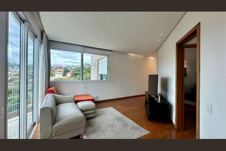 Casa à venda com 438m², 5 quartos e 6 vagas Casa à venda com 438m², 5 quartos e 6 vagasSala de TV