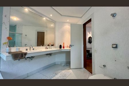 Casa à venda com 438m², 5 quartos e 6 vagas Casa à venda com 438m², 5 quartos e 6 vagasBanheiro