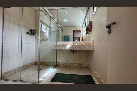 Casa à venda com 438m², 5 quartos e 6 vagas Casa à venda com 438m², 5 quartos e 6 vagasBanheiro