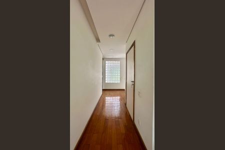 Casa à venda com 438m², 5 quartos e 6 vagas Casa à venda com 438m², 5 quartos e 6 vagasCorredor