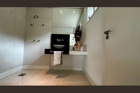 Casa à venda com 438m², 5 quartos e 6 vagas Casa à venda com 438m², 5 quartos e 6 vagasBanheiro