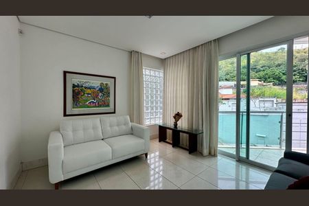 Casa à venda com 438m², 5 quartos e 6 vagas Casa à venda com 438m², 5 quartos e 6 vagasQuarto