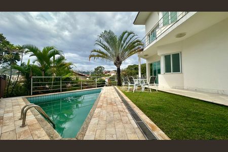 Casa à venda com 438m², 5 quartos e 6 vagas Casa à venda com 438m², 5 quartos e 6 vagasÁrea de piscina