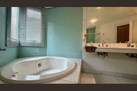 Casa à venda com 438m², 5 quartos e 6 vagas Casa à venda com 438m², 5 quartos e 6 vagasBanheiro