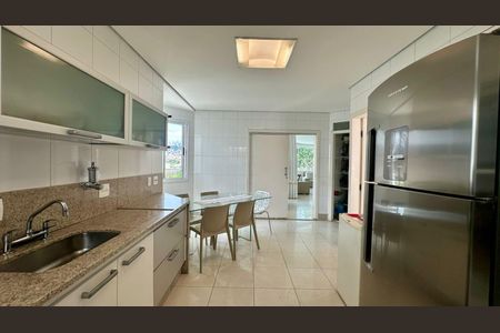 Casa à venda com 438m², 5 quartos e 6 vagas Casa à venda com 438m², 5 quartos e 6 vagasCozinha