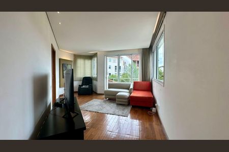 Casa à venda com 438m², 5 quartos e 6 vagas Casa à venda com 438m², 5 quartos e 6 vagasSala de TV