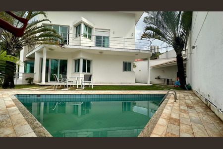 Casa à venda com 438m², 5 quartos e 6 vagas Casa à venda com 438m², 5 quartos e 6 vagasÁrea de piscina