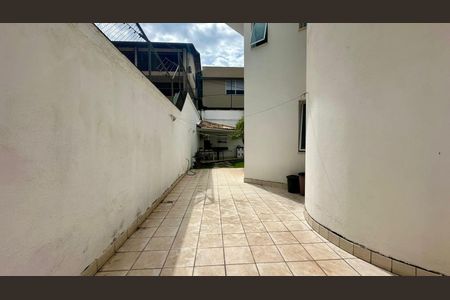 Casa à venda com 438m², 5 quartos e 6 vagas Casa à venda com 438m², 5 quartos e 6 vagasLateral da casa
