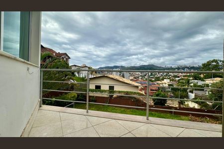 Casa à venda com 438m², 5 quartos e 6 vagas Casa à venda com 438m², 5 quartos e 6 vagasVaranda
