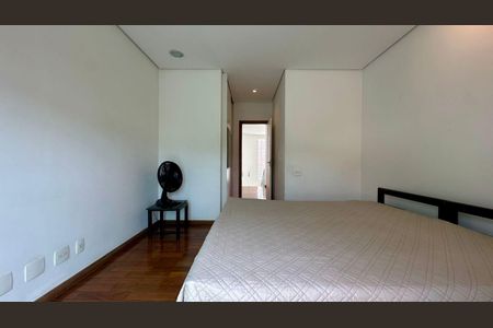 Casa à venda com 438m², 5 quartos e 6 vagas Casa à venda com 438m², 5 quartos e 6 vagasQuarto