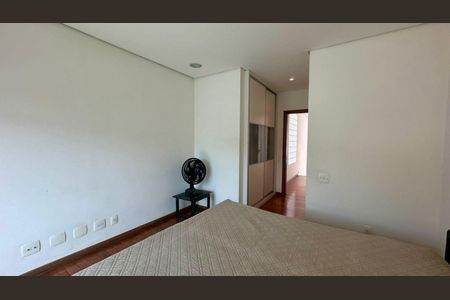 Casa à venda com 438m², 5 quartos e 6 vagas Casa à venda com 438m², 5 quartos e 6 vagasQuarto