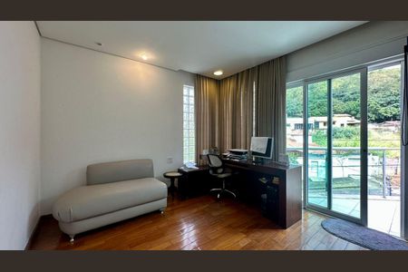 Casa à venda com 438m², 5 quartos e 6 vagas Casa à venda com 438m², 5 quartos e 6 vagasQuarto