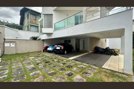Casa à venda com 438m², 5 quartos e 6 vagas Casa à venda com 438m², 5 quartos e 6 vagasVagas de garagem