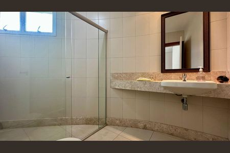 Casa à venda com 438m², 5 quartos e 6 vagas Casa à venda com 438m², 5 quartos e 6 vagasBanheiro