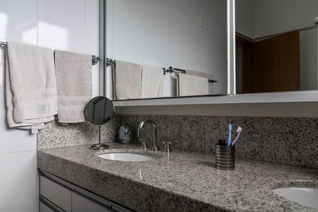 Apartamento à venda com 350m², 4 quartos e 4 vagas Apartamento à venda com 350m², 4 quartos e 4 vagasBanheiro da Suíte