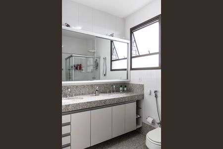 Apartamento à venda com 350m², 4 quartos e 4 vagas Apartamento à venda com 350m², 4 quartos e 4 vagasBanheiro da Suíte
