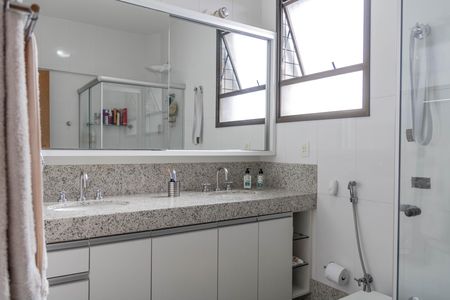Apartamento à venda com 350m², 4 quartos e 4 vagas Apartamento à venda com 350m², 4 quartos e 4 vagasBanheiro da Suíte