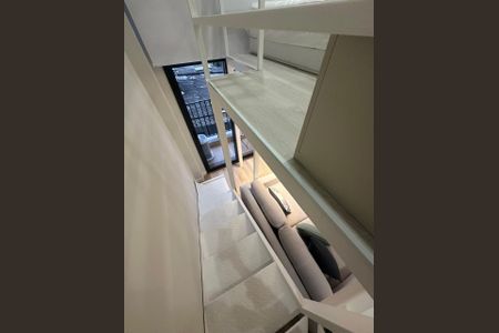 Apartamento à venda com 31m², 1 quarto e sem vaga Apartamento à venda com 31m², 1 quarto e sem vagaEscada