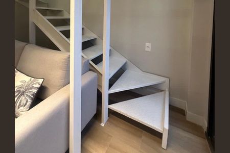 Apartamento à venda com 31m², 1 quarto e sem vaga Apartamento à venda com 31m², 1 quarto e sem vagaEscada