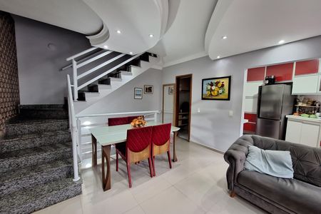 Casa à venda com 126m², 2 quartos e 3 vagas Casa à venda com 126m², 2 quartos e 3 vagasSala