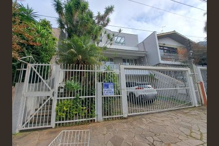 Casa para alugar com 430m², 4 quartos e 6 vagas Casa para alugar com 430m², 4 quartos e 6 vagasPlaca na Fachada