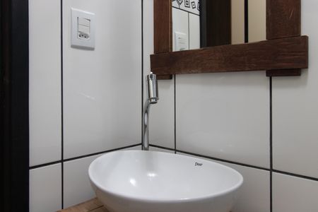 Banheiro de apartamento à venda com 1 quarto, 41m² em Medianeira, Porto Alegre