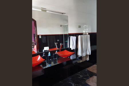 Casa à venda com 176m², 3 quartos e 2 vagasBanheiro