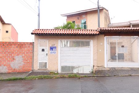 Casa à venda com 320m², 3 quartos e 5 vagasFachada do imóvel - Placa instalada na fachada do condomínio - Código da placa: HBJM-4