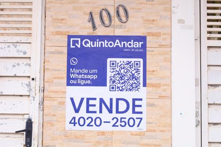 Casa à venda com 320m², 3 quartos e 5 vagasPlaca instalada na fachada do condomínio - Código da placa: HBJM-4