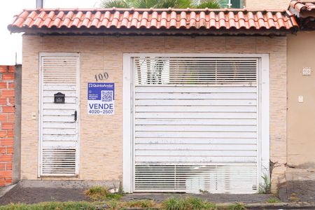 Casa à venda com 320m², 3 quartos e 5 vagasPlaca instalada na fachada do condomínio - Código da placa: HBJM-4