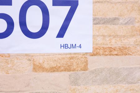 Casa à venda com 320m², 3 quartos e 5 vagasPlaca instalada na fachada do condomínio - Código da placa: HBJM-4
