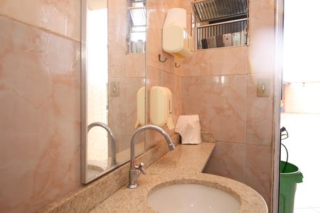 Casa à venda com 320m², 3 quartos e 5 vagasBanheiro 4