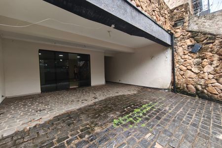 Casa para alugar com 370m², 4 quartos e 3 vagas Casa para alugar com 370m², 4 quartos e 3 vagasQuintal - Garagem