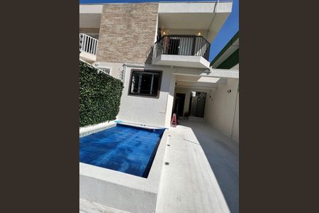 Casa à venda com 131m², 3 quartos e 2 vagasFoto 01