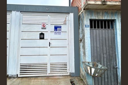 Casa para alugar com 65m², 2 quartos e 1 vagaPlaca instalada na fachada do imóvel 