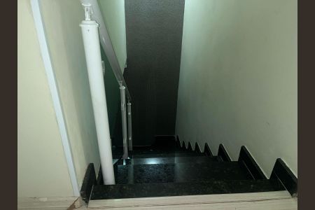 Casa à venda com 190m², 3 quartos e 2 vagas Casa à venda com 190m², 3 quartos e 2 vagasEscada