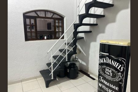 Casa à venda com 190m², 3 quartos e 2 vagas Casa à venda com 190m², 3 quartos e 2 vagasEscada