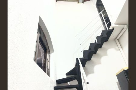 Casa à venda com 190m², 3 quartos e 2 vagas Casa à venda com 190m², 3 quartos e 2 vagasEscada