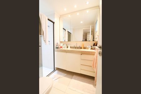 Apartamento à venda com 72m², 2 quartos e 2 vagas Apartamento à venda com 72m², 2 quartos e 2 vagasBanheiro da Suíte