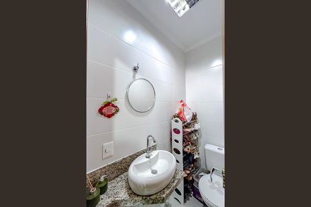 Casa de condomínio à venda com 182m², 3 quartos e 4 vagasBanheiro de serviço