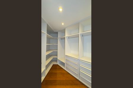 Apartamento à venda com 360m², 4 quartos e 4 vagas Apartamento à venda com 360m², 4 quartos e 4 vagasCloset da suíte