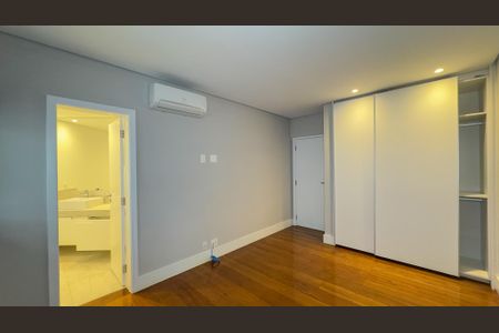 Apartamento à venda com 360m², 4 quartos e 4 vagas Apartamento à venda com 360m², 4 quartos e 4 vagasQuarto 3 - Suíte